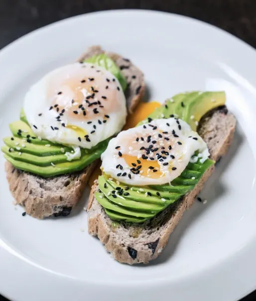 Tostadas con palta y huevo pochado